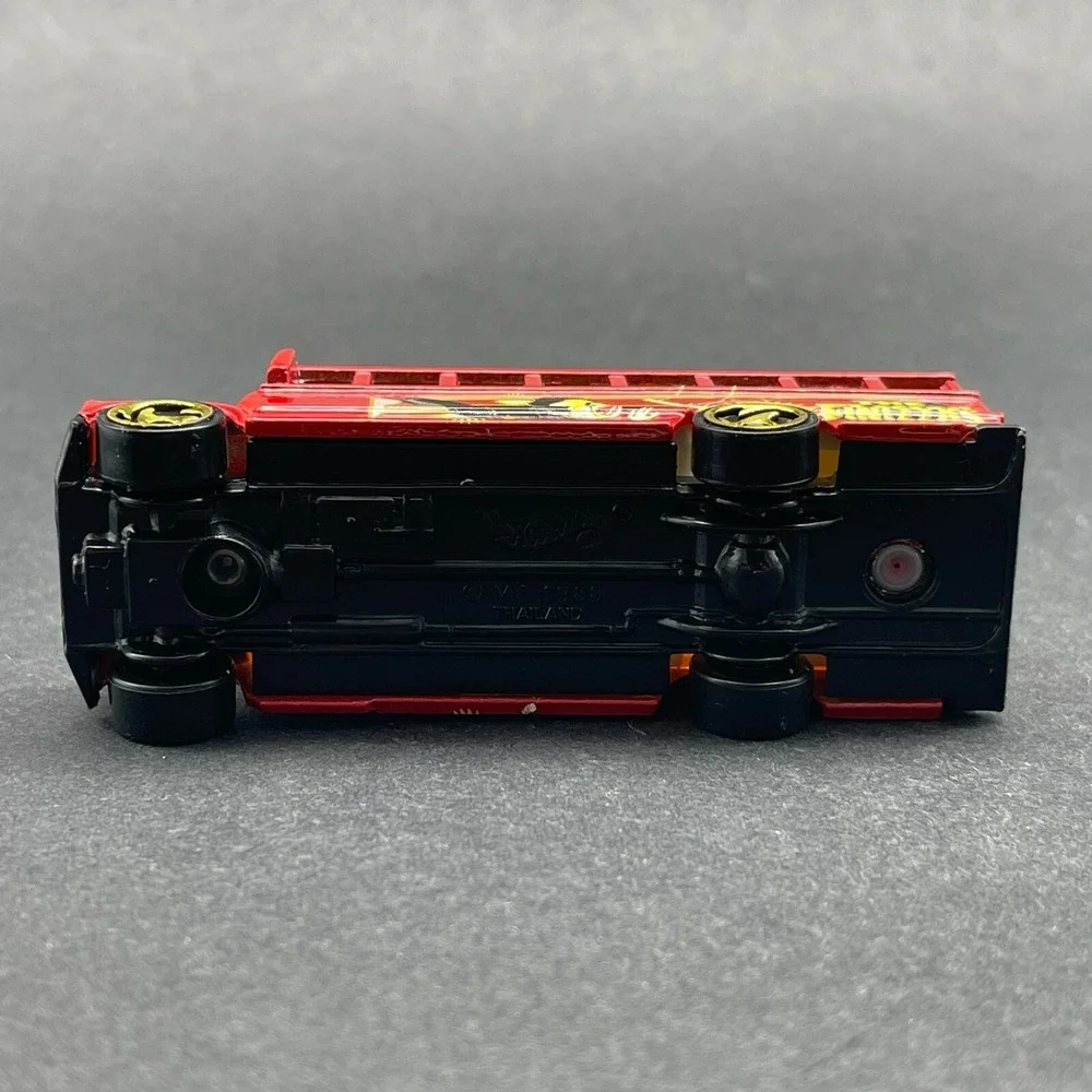 Hot Wheels Flyin' Finizzas Sideshow Chevrolet School Bus Red Diecast 1/64 Loose